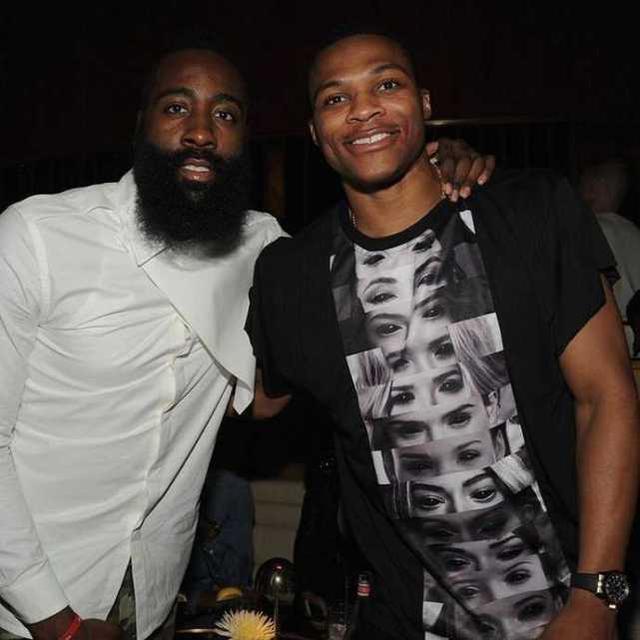 迈克·布朗：有信心提升防守，相信我们可以成为防守出色的球队（迈克·布朗：有信心强化防守，相信球队能成为防守强队）