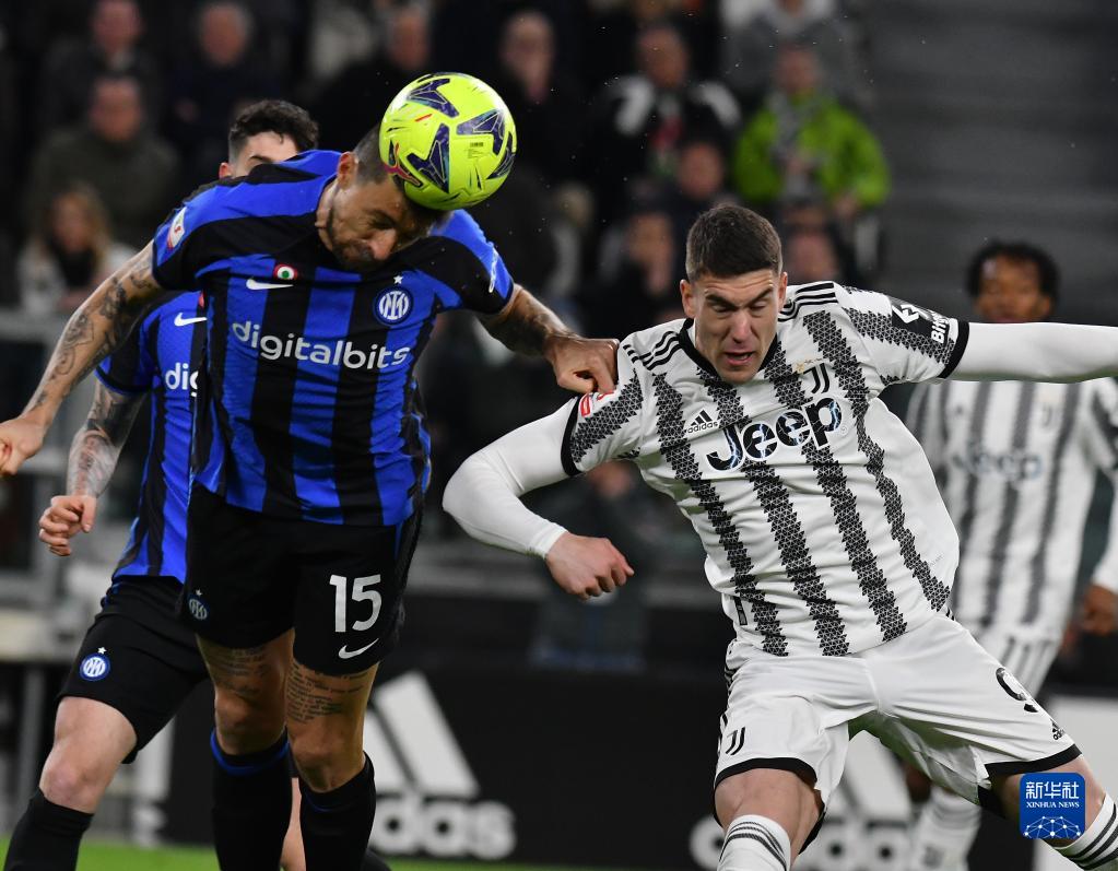 被球迷喷得退出国家队的吴曦，其实是郑智后最强后腰，场上也很拼（因球迷质疑一度退出国足的吴曦，其实是郑智之后最强后腰，场上拼劲十足）