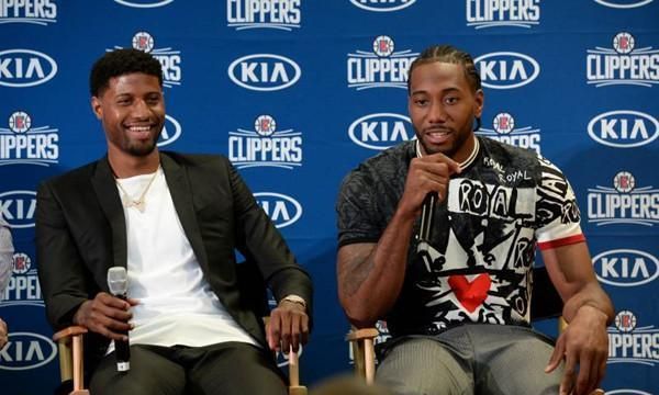 利物浦主场迎战布莱顿，两队战意高昂，利物浦凭借主场优势和阵容完整度有望取胜。（利物浦主场对阵布莱顿，双方斗志旺盛，红军凭主场与人员齐整更有胜算）