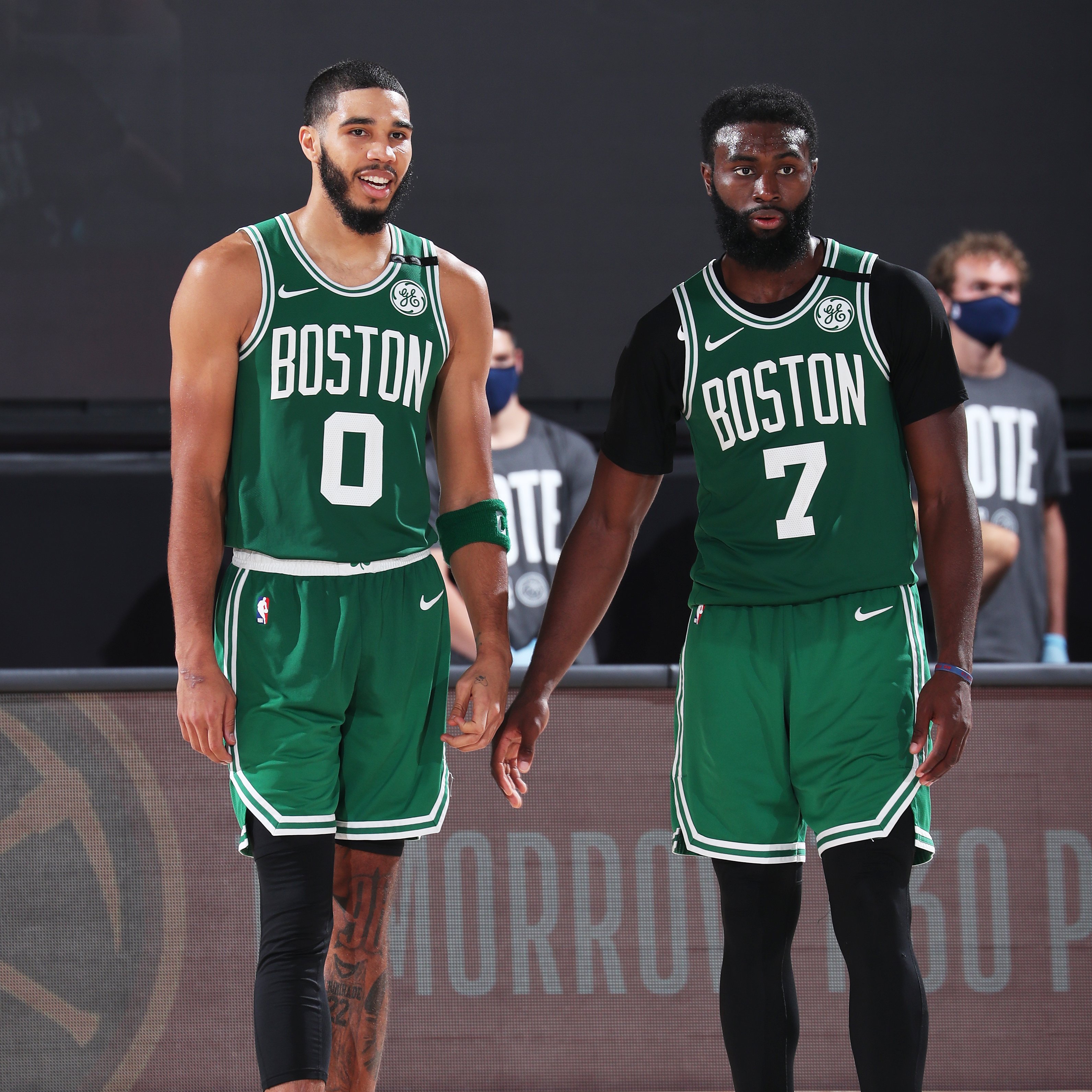 伊涅斯塔：中场球员当教练更能掌控全局，小法现在做得非常好（伊涅斯塔：中场出身执教更能把控全局，小法目前表现出色）