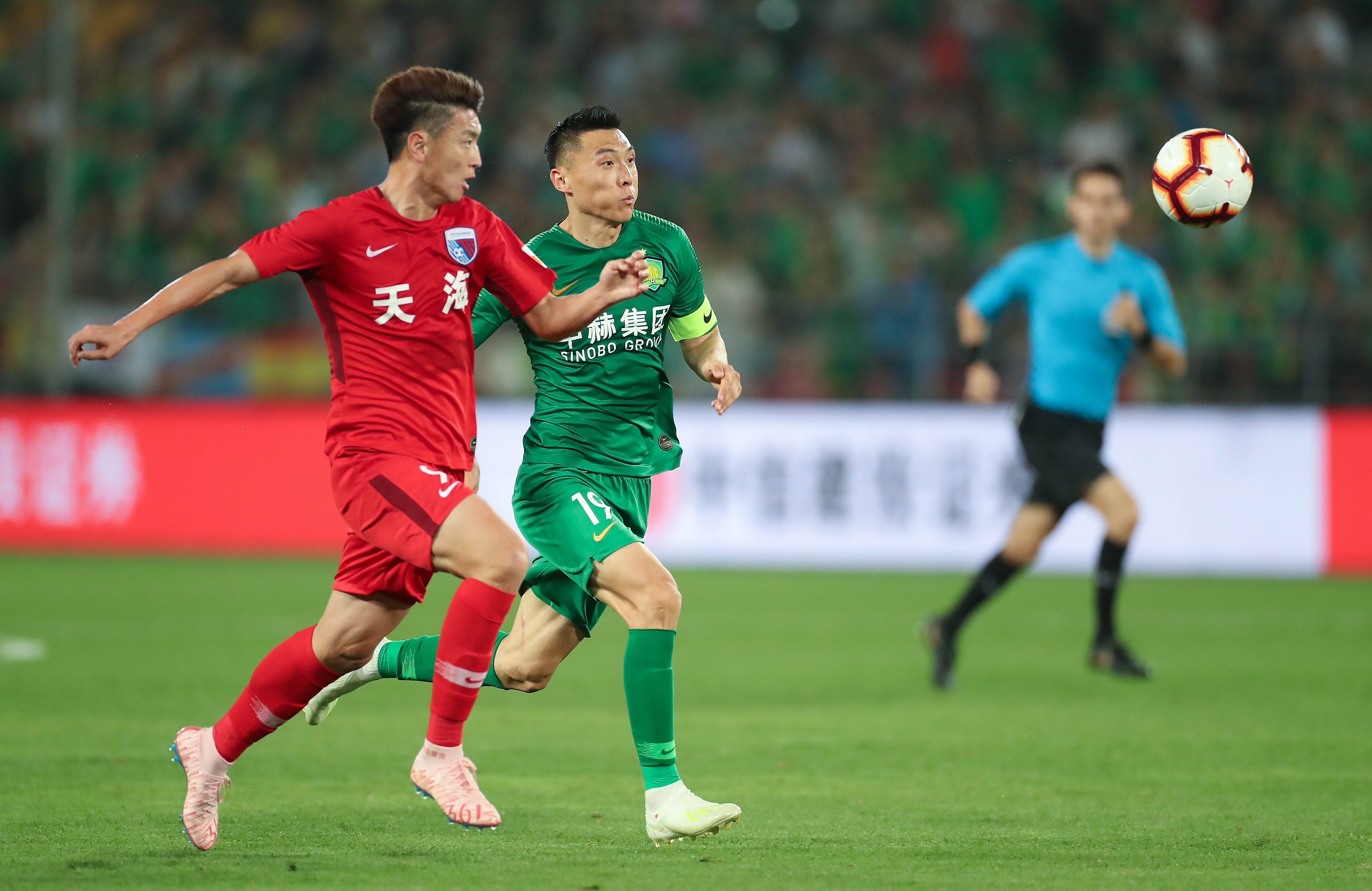 西甲半场：伦布雷拉斯闪击，亚马尔破门，巴萨2-1阿拉维斯（西甲半场战报：伦布雷拉斯闪电破门，亚马尔建功，巴萨暂2-1领先阿拉维斯）