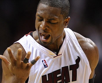 那不勒斯官方：洛博特卡在意杯赛前热身时左腿后胫肌拉伤（那不勒斯官方消息：意杯赛前热身时，洛博特卡左腿后胫肌拉伤）