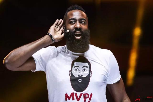 被罚下2人后输球！皇马电视台愤怒：内格雷拉制造的裁判（两人被罚下仍吞败！皇马电视台怒批：出自内格雷拉体系的裁判）