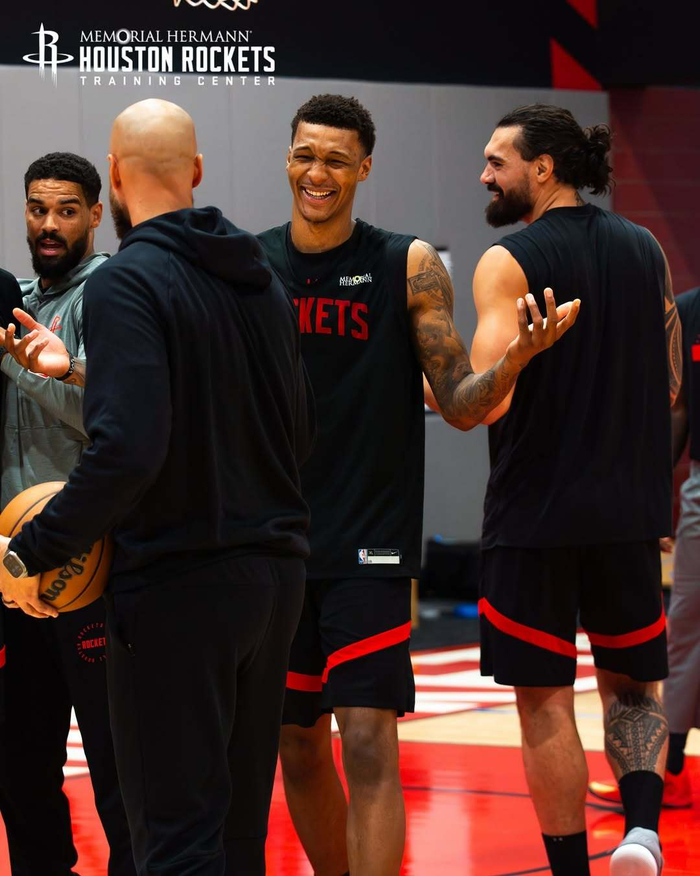 约基奇狂飙40+9+8！单节7中7轰19分太无解 率掘金23分逆转老鹰（约基奇轰40+9+8：单节7中7砍19分，掘金完成23分大逆转擒老鹰）