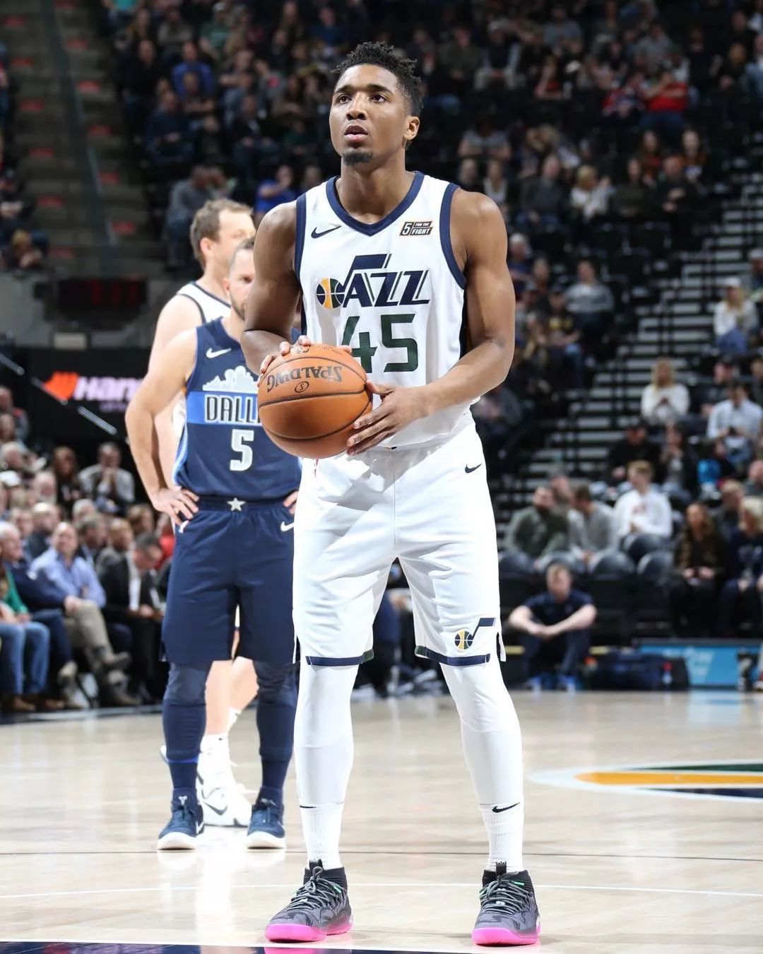 罗马推出黑胶唱片版队歌：限量版售价49.9欧，普通版19.9欧（罗马发布队歌黑胶唱片：限量款49.9欧，普通款19.9欧）